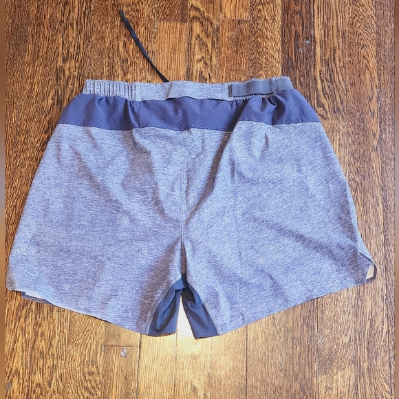 Lululemon  surge shors out of mind linen 4 inseam men  size L  gray black  M7AB4 - Picture 3 of 4